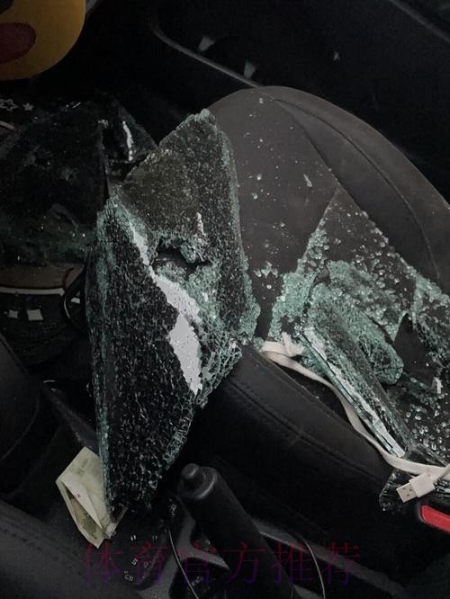 乌多吉赛后发现自己的路虎车遭窃贼破坏,后车窗被砸碎 乌多吉赛后发现自己的路虎车遭窃贼破坏,后车窗被砸碎